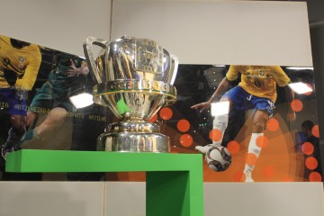 Taça da Copa do Brasil visita a Rede Minas
