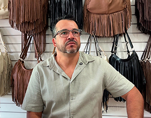 Moda praia e acessório de couro em reportagens no Prosa de Moda, nesta sexta (19)