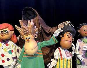 Personagens do Dango Balango em cena na exposição “Bonecos Giramundo”