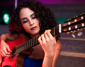 Filhas dos cantores Belchior e Vander Lee no Agenda