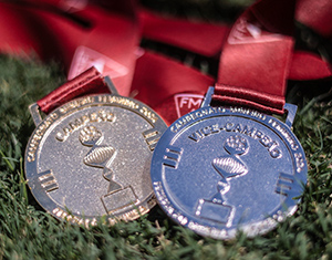 Decisões pelo futebol masculino e feminino são transmitidas neste sábado (22)